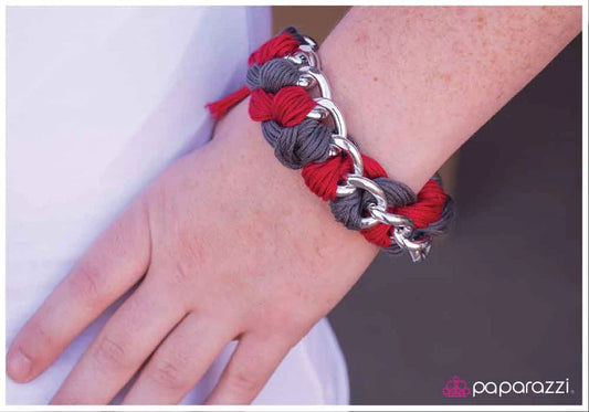 Pulsera Paparazzi ~ Colgando de un hilo - Rojo