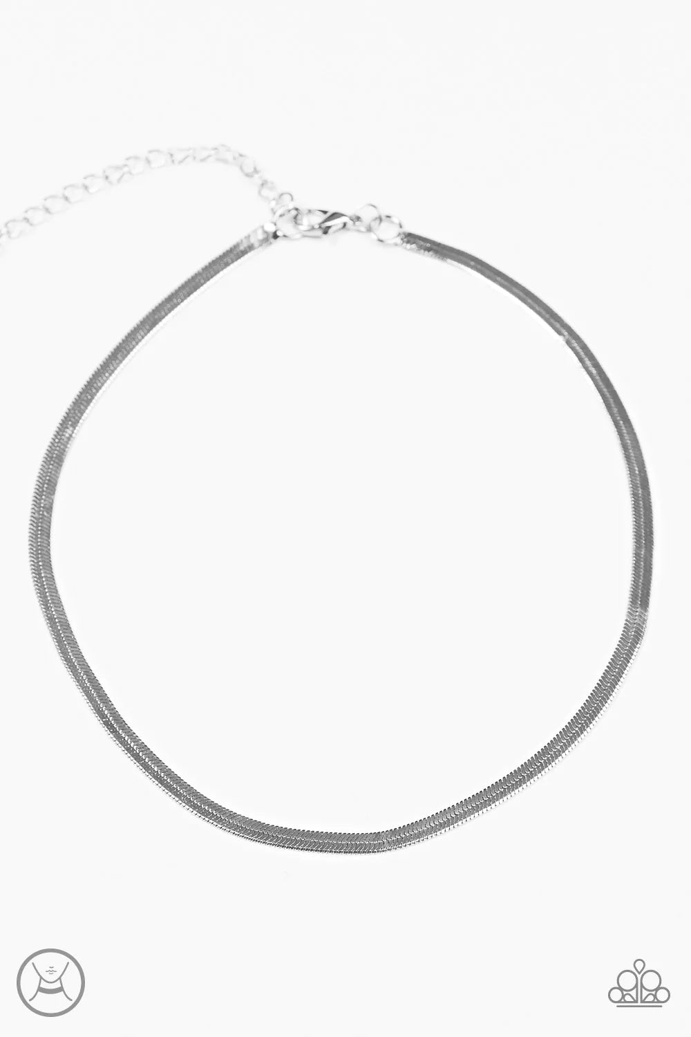 Collar Paparazzi ~ Brillo serpentino - Plata