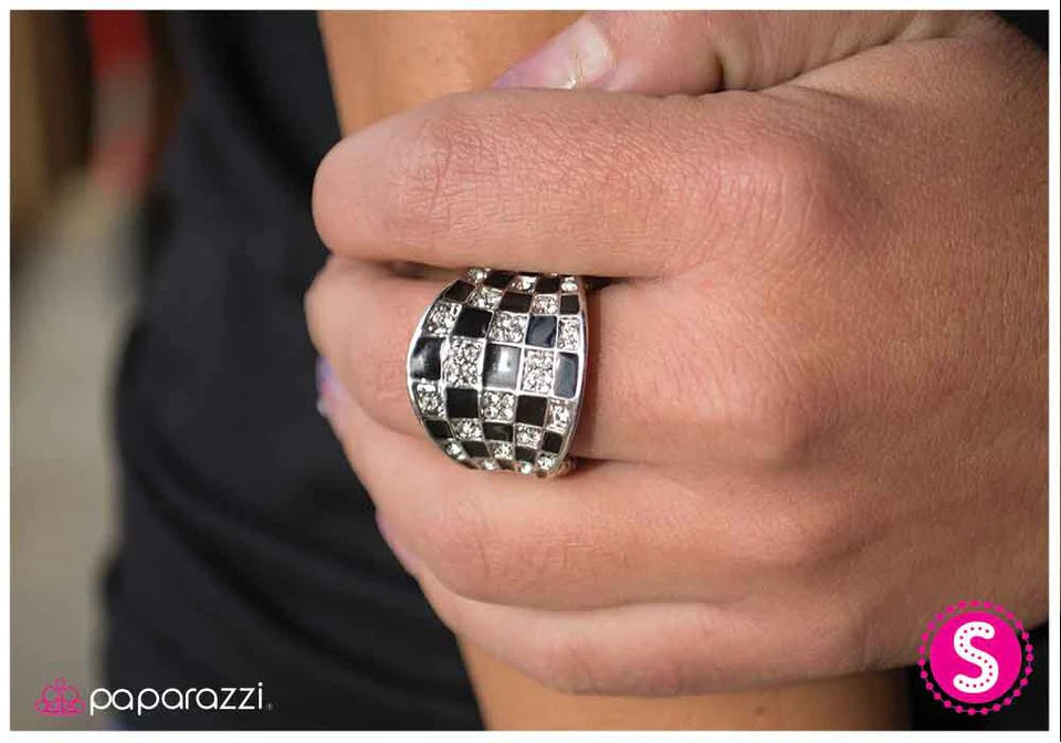 Anillo Paparazzi ~ Está de moda ser cuadrado - Negro