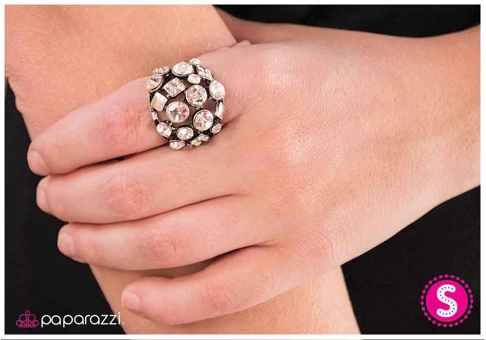 Anillo Paparazzi ~ Glisten Up - Blanco