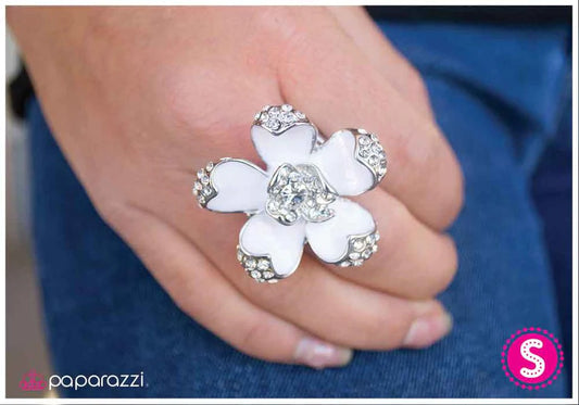 Anillo Paparazzi ~ Elegancia floreciente - Blanco