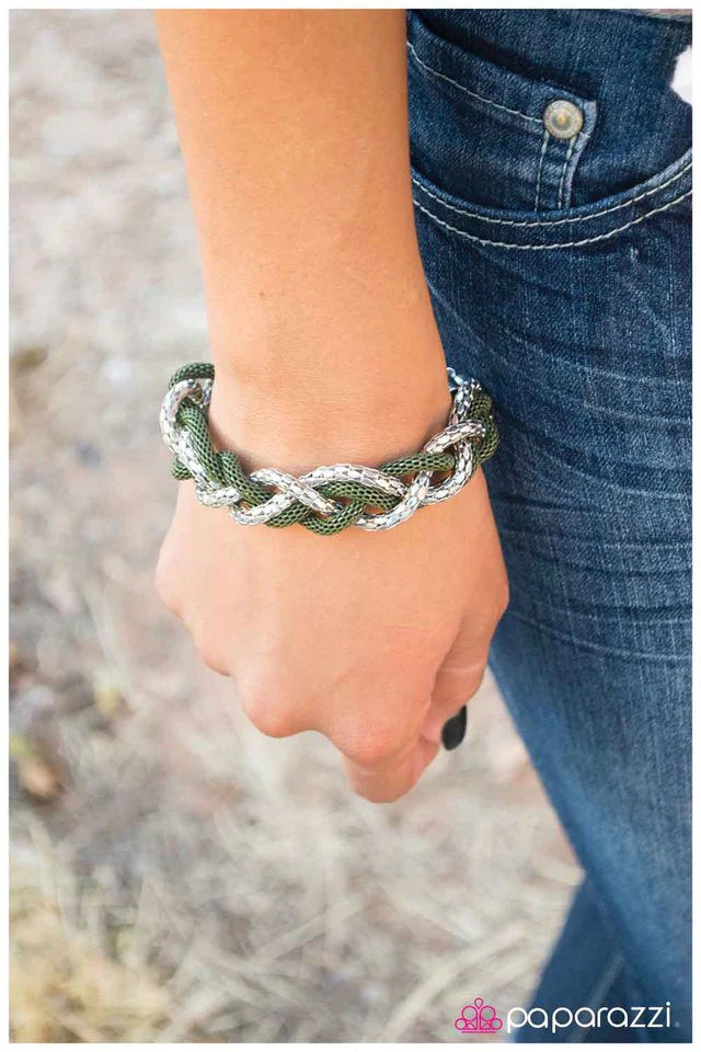 Pulsera Paparazzi ~ Catwalk Crawl - Verde