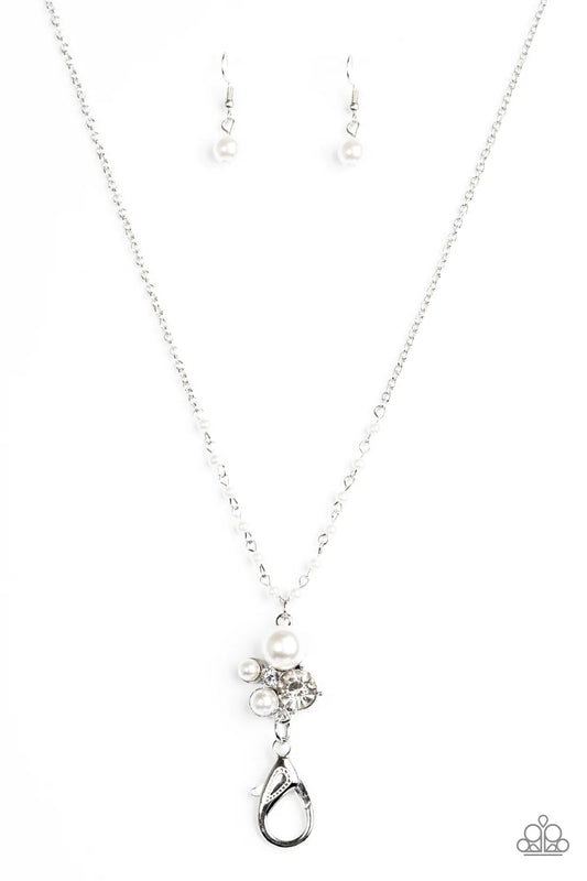 Collar Paparazzi ~ Uniquely Uptown - Cordón blanco