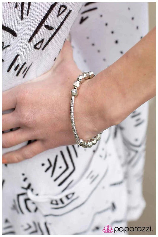 Pulsera Paparazzi ~ Abeja Reina - Plata