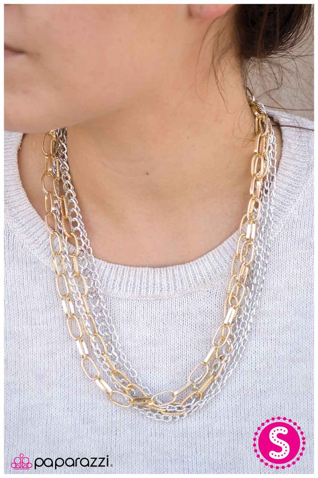 Collar Paparazzi ~ Me quedo reflejado - Oro