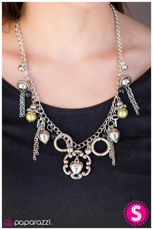 Collar Paparazzi ~ Baratijas y borlas - Verde