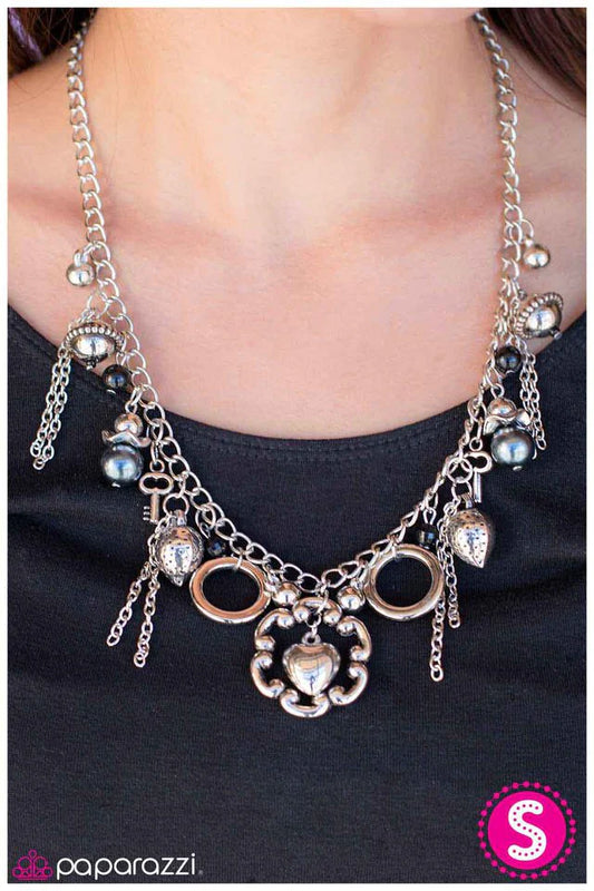 Collar Paparazzi ~ Baratijas y borlas - Plata