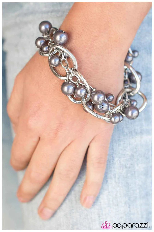 Pulsera Paparazzi ~ Elegantemente enredada - Plata