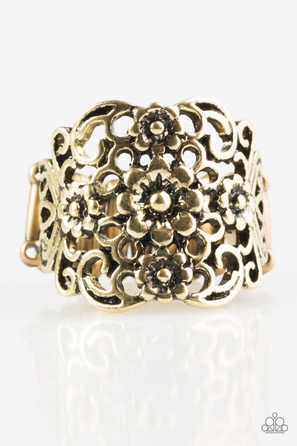 Paparazzi Ring ~ Divinely Daisy - Brass