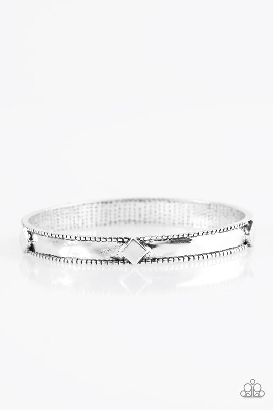 Pulsera Paparazzi ~ Coyote Country - Plata