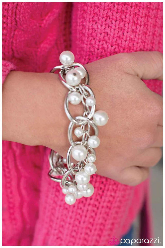 Pulsera Paparazzi ~ Elegantemente enredada - Blanco