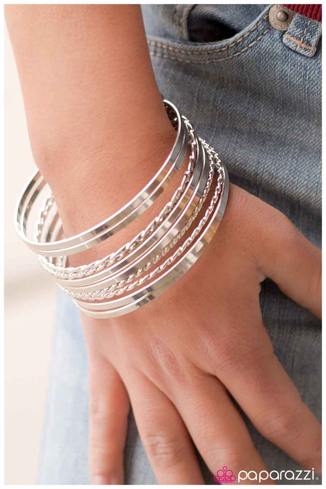 Pulsera Paparazzi ~ Come Together - Plata