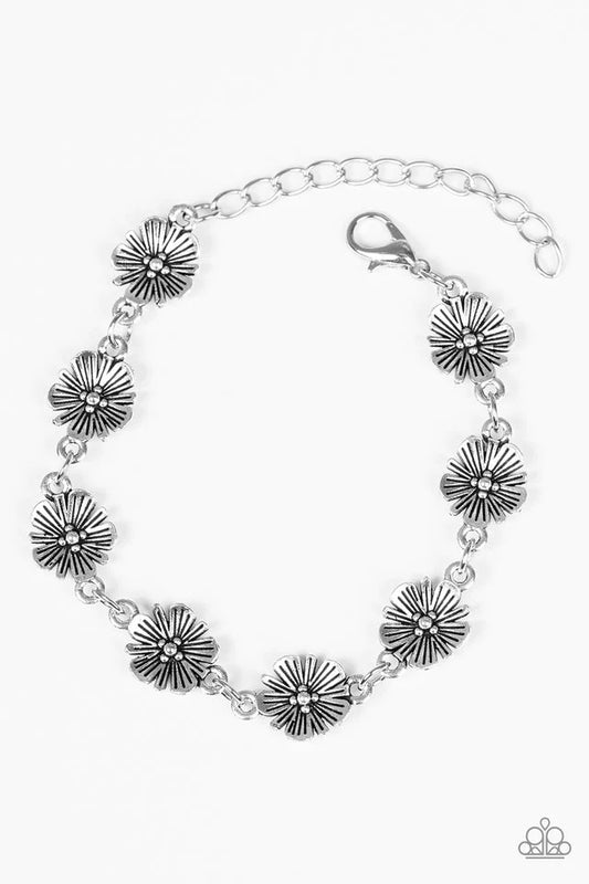 Pulsera Paparazzi ~ Poppy Posh - Plata