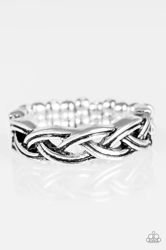 Anillo Paparazzi ~ Step Up To The PLAIT - Plata