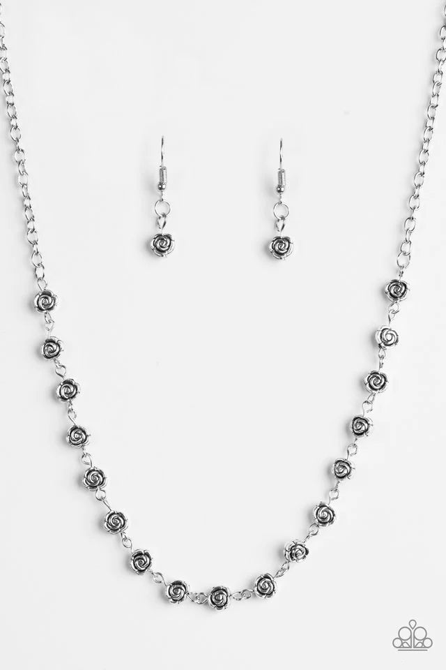 Collar Paparazzi ~ Roadside Roses - Plata