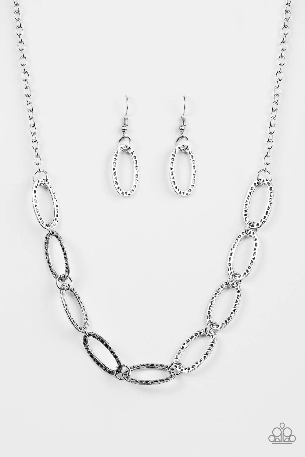 Collar Paparazzi ~ Leona legendaria - Plata