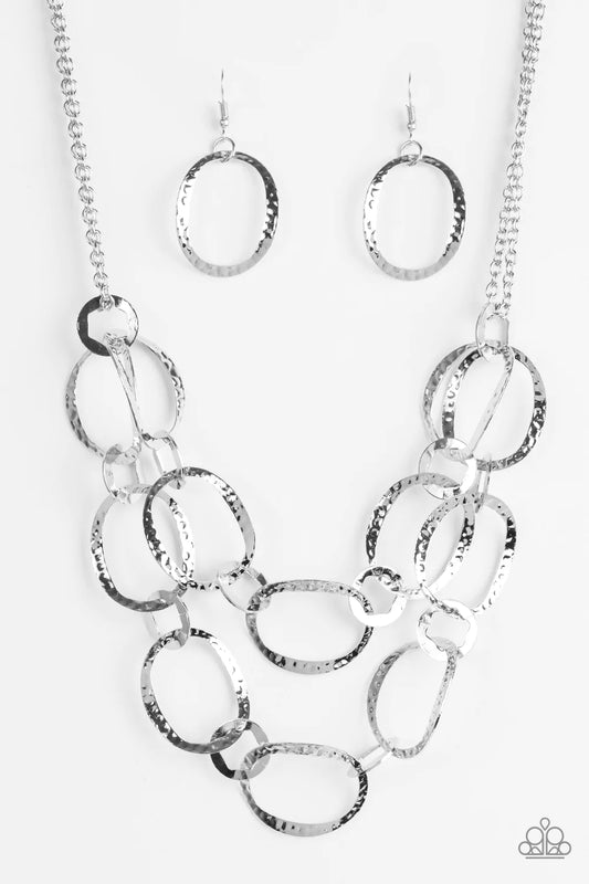 Collar Paparazzi ~ Circus Chic - Plata