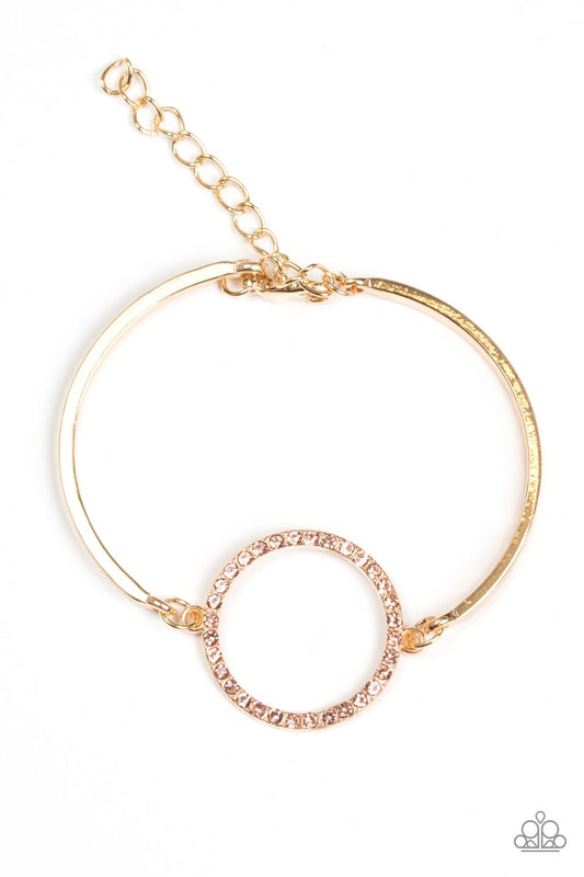 Pulsera Paparazzi ~ Center Of Couture - Oro