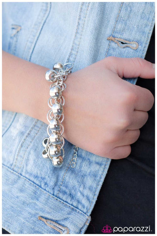 Pulsera Paparazzi ~ En la misma página - Plata