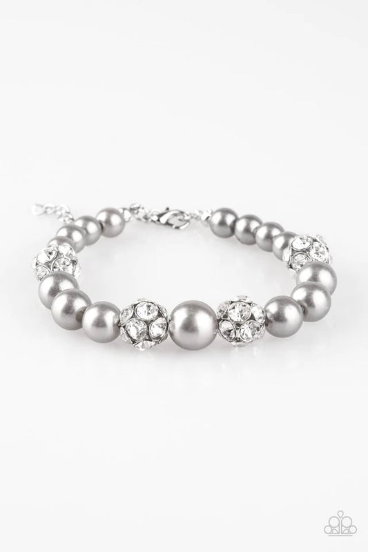 Pulsera Paparazzi ~ Perlas y salones - Plata