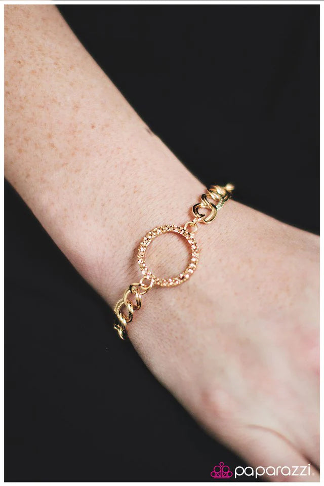 Pulsera Paparazzi ~ Clean Up Your Act - Oro