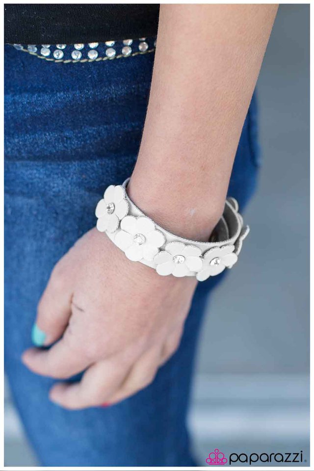 Pulsera Paparazzi ~ Bad Romance - Blanca