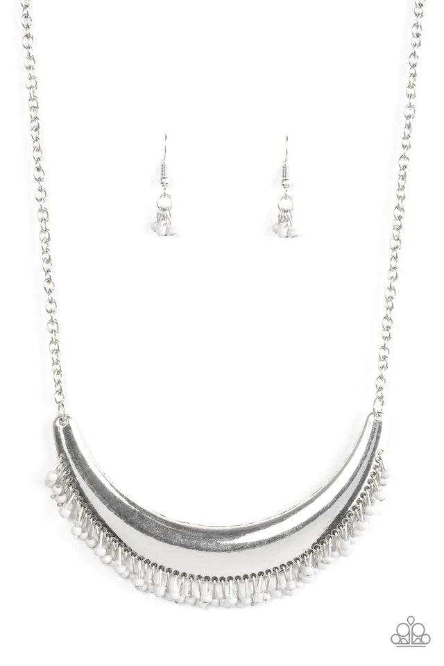 Collar Paparazzi ~ Flecos al descubierto - Plata