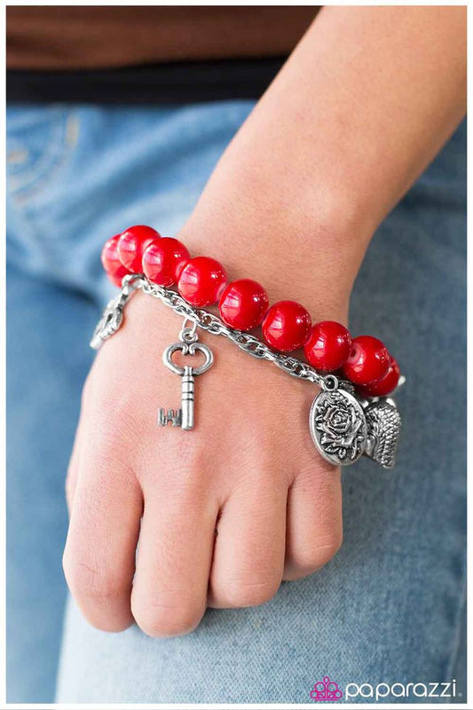 Pulsera Paparazzi ~ ¡Qué encanto! - Rojo