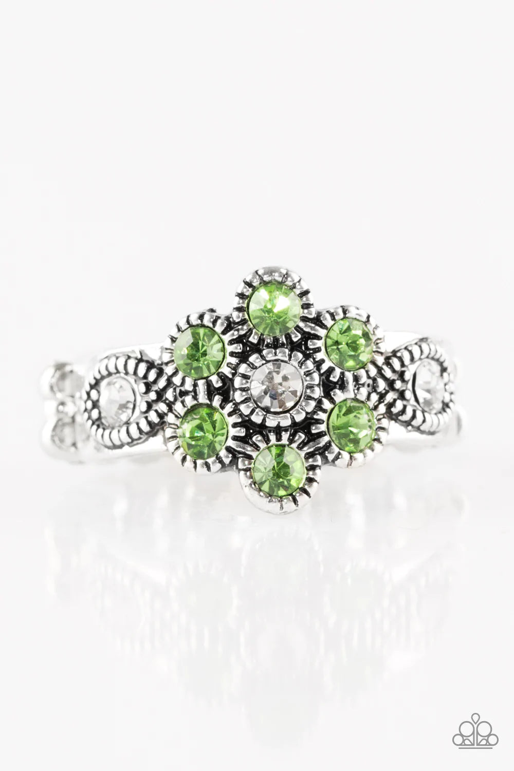 Anillo Paparazzi ~ Guirnalda Glamour - Verde