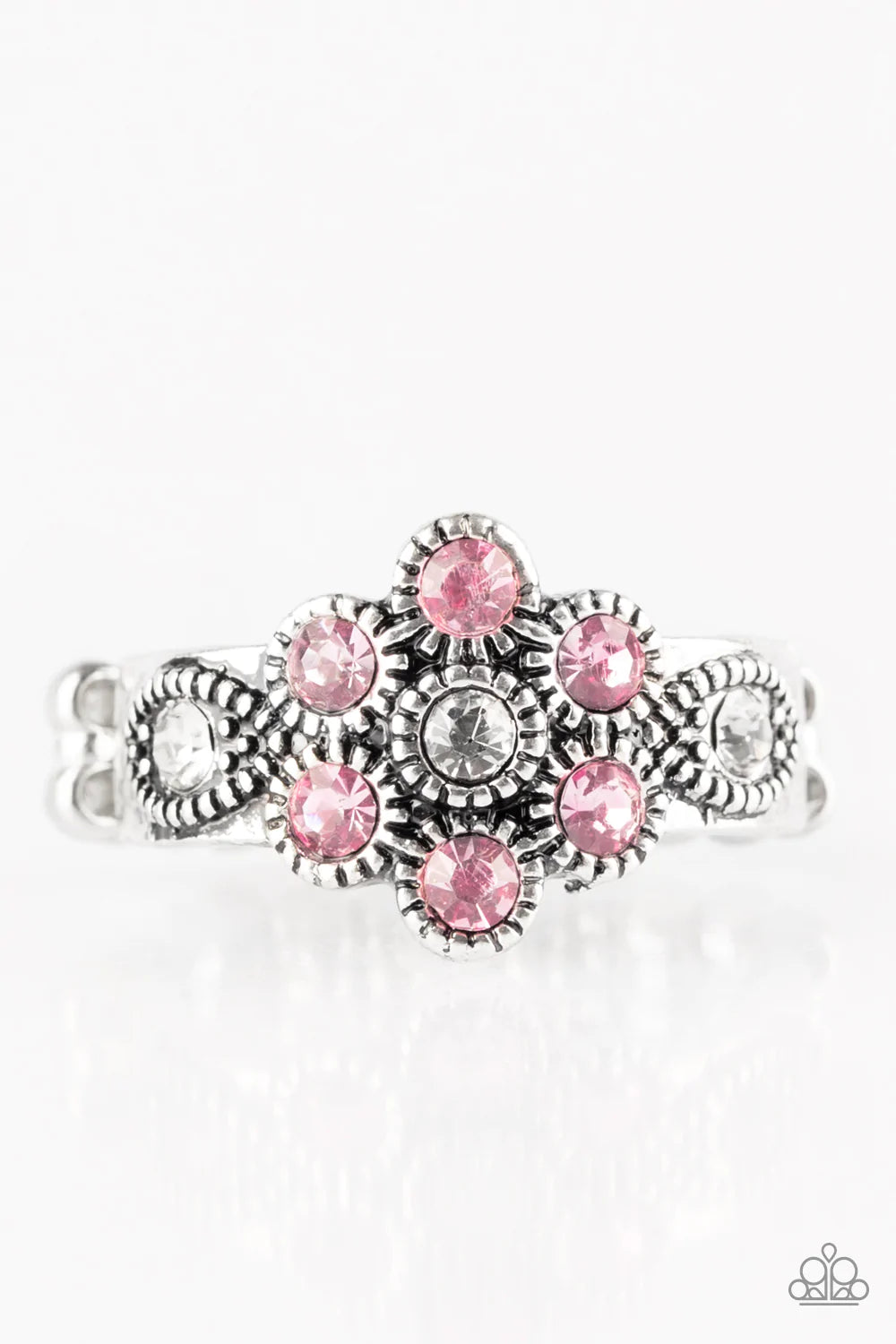 Anillo Paparazzi ~ Guirnalda Glamour - Rosa