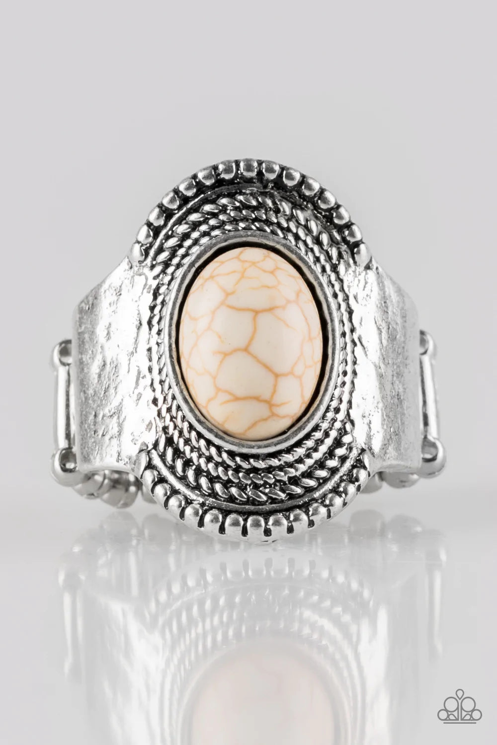 Anillo Paparazzi ~ Modern Mesa - Blanco