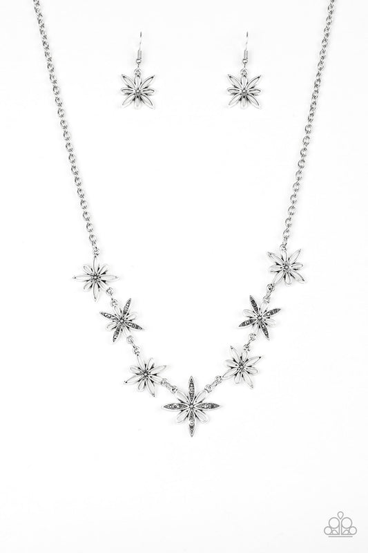 Collar Paparazzi ~ Decorado con margaritas - Plata