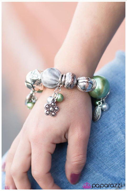 Pulsera Paparazzi ~ Fue solo una aventura - Verde