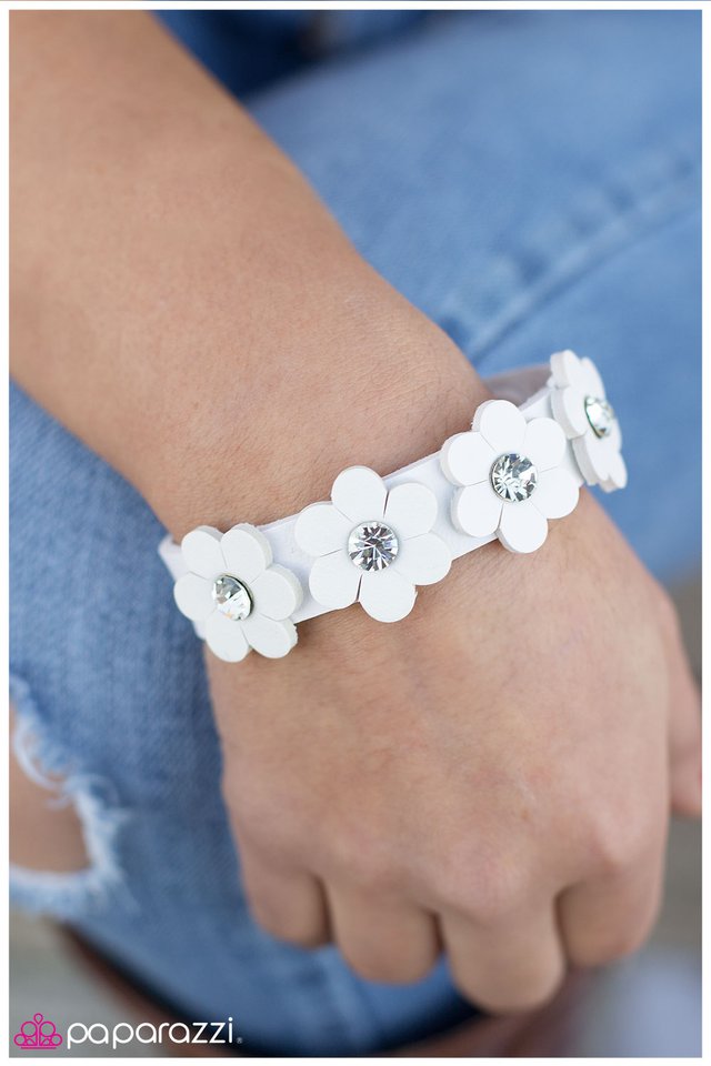 Pulsera Paparazzi ~ Cara de póquer - Blanca