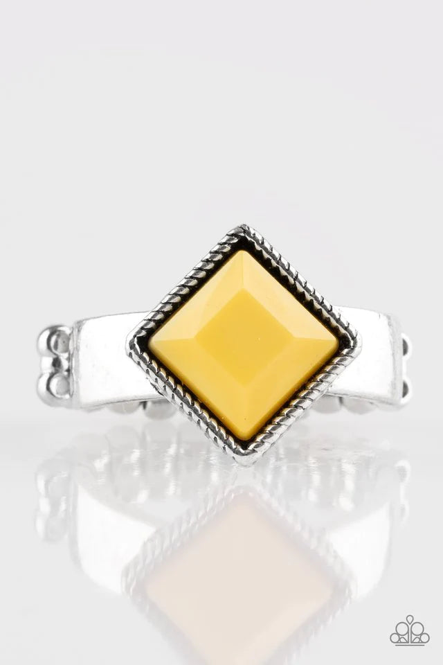 Anillo Paparazzi ~ Elegante, elegante y cuadrado - Amarillo