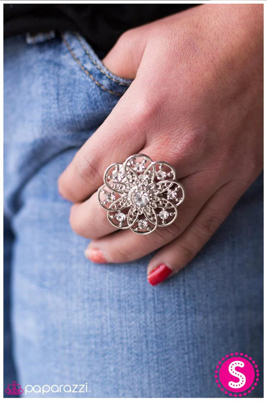 Paparazzi Ring ~ Give It A Whirl - White