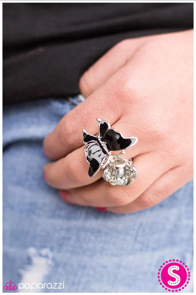 Anillo Paparazzi ~ Flota como una mariposa - Negro