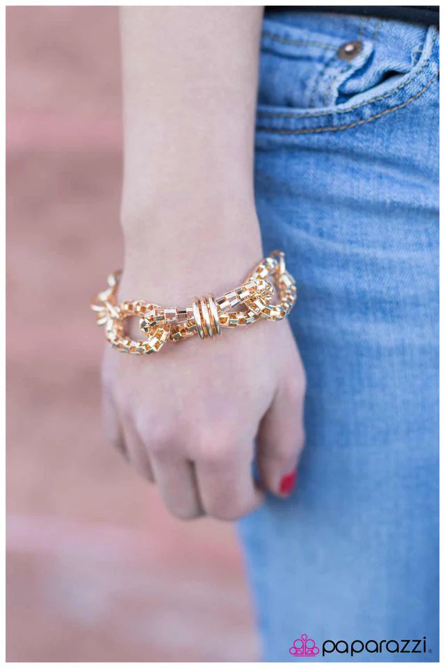 Pulsera Paparazzi ~ En caso de necesidad - Oro