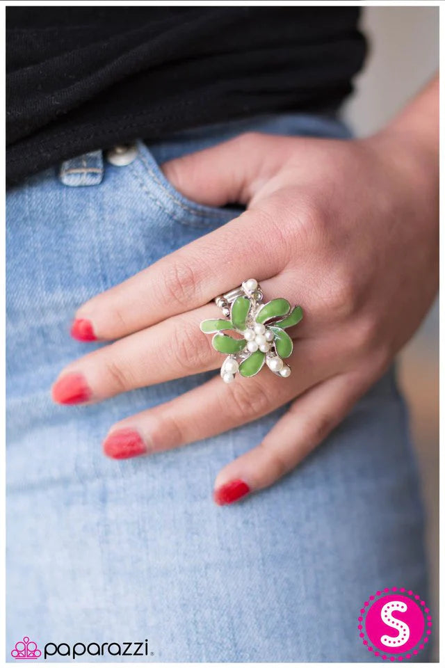 Anillo Paparazzi ~ Pétalos y Perlas - Verde