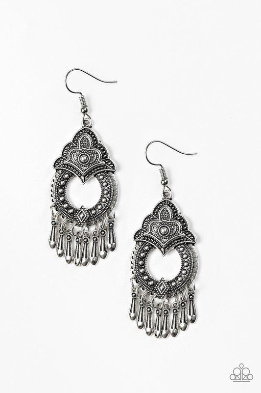 Paparazzi Earring ~ New Delhi Native - Silver