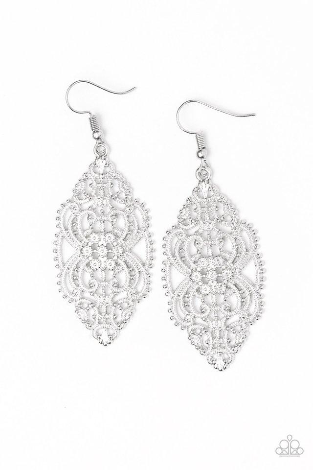 Pendiente Paparazzi ~ Ornately Ornate - Plata