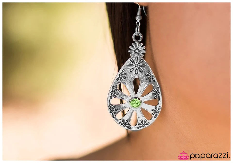 Paparazzi Earring ~ Daisy Chain - Green