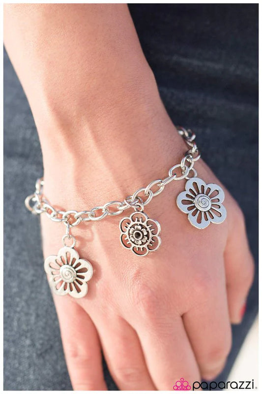 Pulsera Paparazzi ~ As We Go Along - Plata