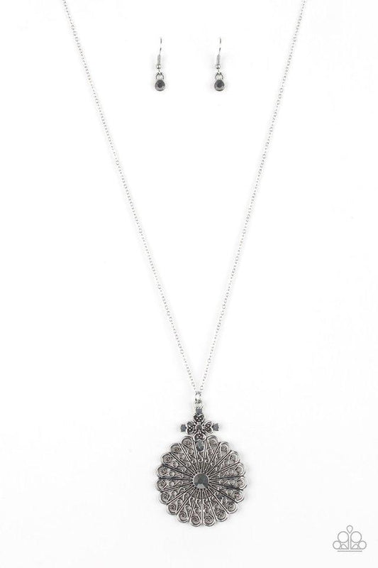 Collar Paparazzi ~ Camina por el lado de WILDFLOWER - Plata