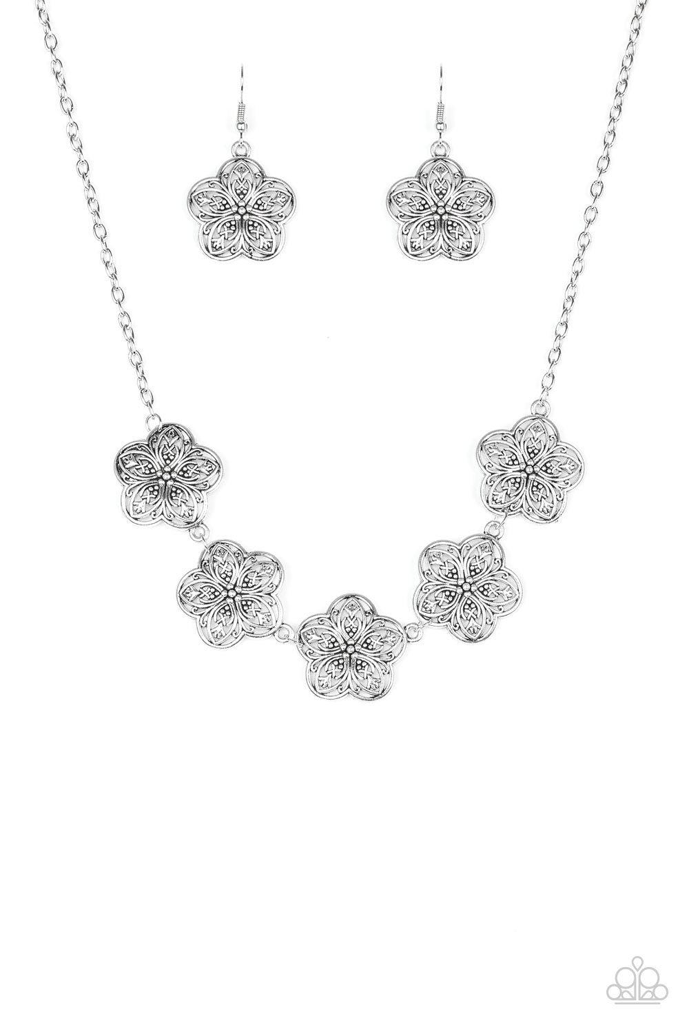 Collar Paparazzi ~ Garden Groove - Plata