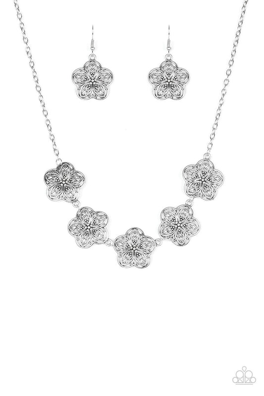 Collar Paparazzi ~ Garden Groove - Plata