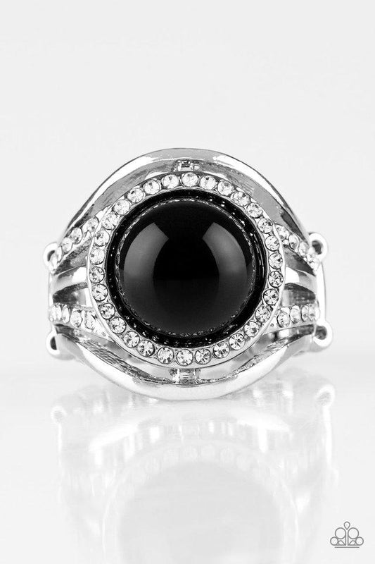 Anillo Paparazzi ~ Mimado con perlas - Negro