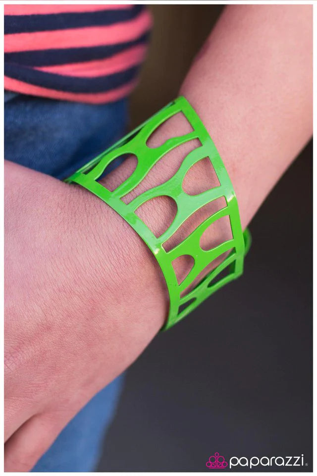 Pulsera Paparazzi ~ Bridging the Gap - Verde