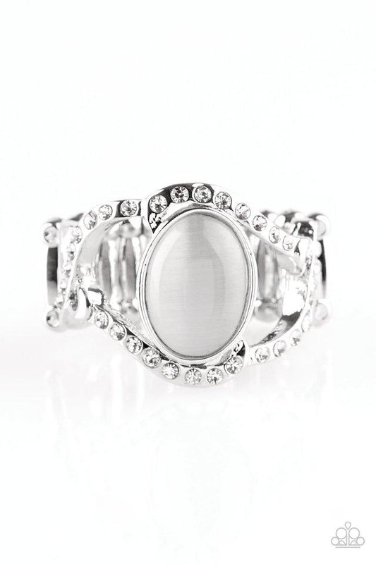 Paparazzi Ring ~ Moulin Moon - White