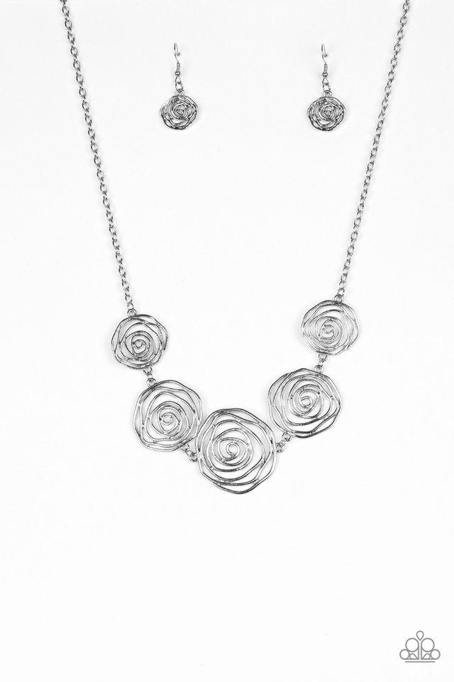 Collar Paparazzi ~ Roseta rosada - Plata